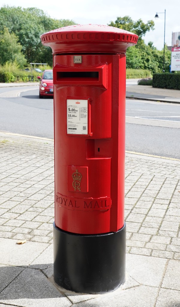 Early CiiiR powder-coated steel pillar box with oversized crown on the cipher, CB23 552