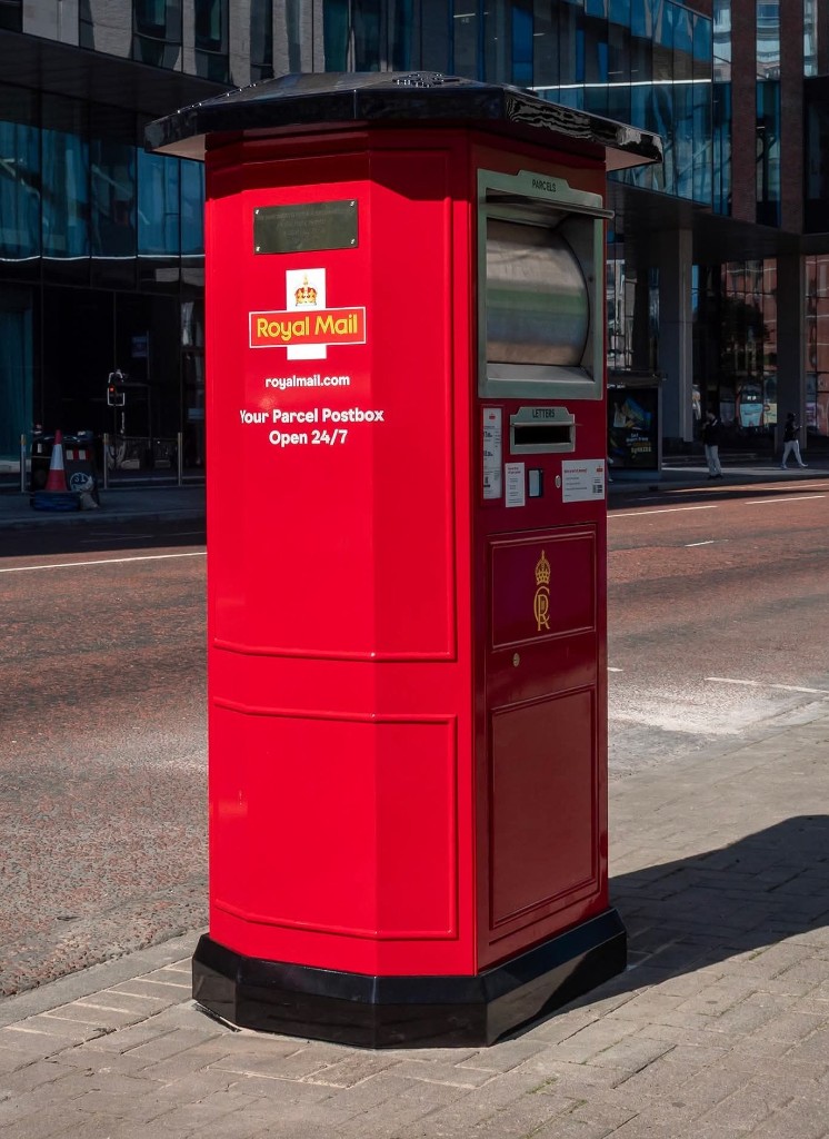 Solar-powered CiiiR Parcel Combination box for letters and parcels, BT15 8062